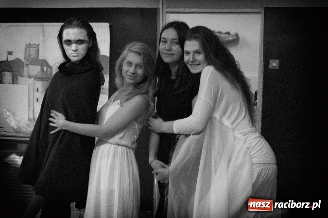 Zdjęcie w galerii na portalu naszraciborz.pl: Limbo na deskach Młodzieżowego Domu Kultury  wiadomości z regionu