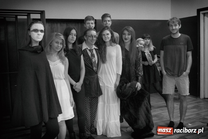 Zdjęcie w galerii na portalu naszraciborz.pl: Limbo na deskach Młodzieżowego Domu Kultury  wiadomości z regionu