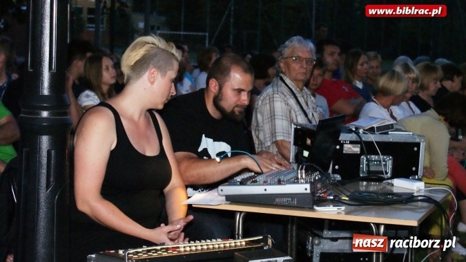 Zdjęcie w galerii na portalu naszraciborz.pl: PRAWIEK na schodach raciborskiej biblioteki  wiadomości z regionu