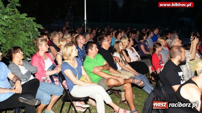 Zdjęcie w galerii na portalu naszraciborz.pl: PRAWIEK na schodach raciborskiej biblioteki  wiadomości z regionu