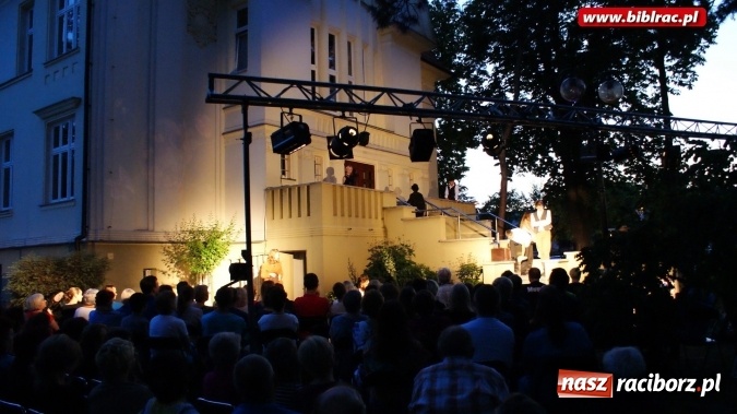Zdjęcie w galerii na portalu naszraciborz.pl: PRAWIEK na schodach raciborskiej biblioteki  wiadomości z regionu