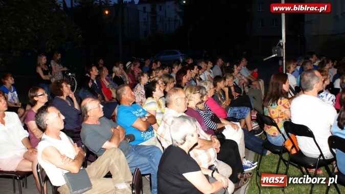 Zdjęcie w galerii na portalu naszraciborz.pl: PRAWIEK na schodach raciborskiej biblioteki  wiadomości z regionu