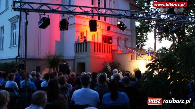 Zdjęcie w galerii na portalu naszraciborz.pl: PRAWIEK na schodach raciborskiej biblioteki  wiadomości z regionu