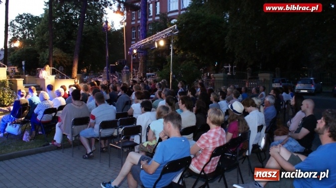 Zdjęcie w galerii na portalu naszraciborz.pl: PRAWIEK na schodach raciborskiej biblioteki  wiadomości z regionu