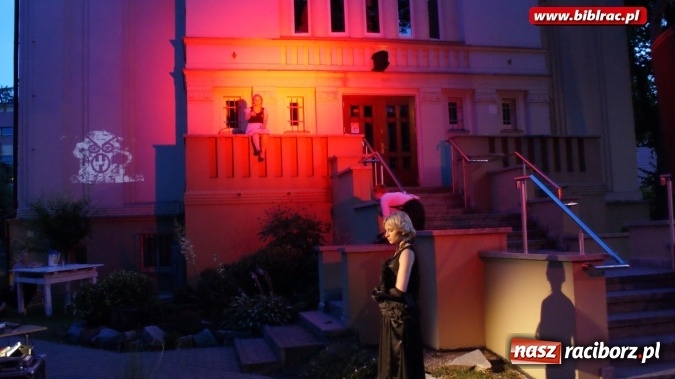 Zdjęcie w galerii na portalu naszraciborz.pl: PRAWIEK na schodach raciborskiej biblioteki  wiadomości z regionu