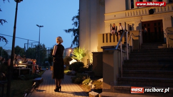Zdjęcie w galerii na portalu naszraciborz.pl: PRAWIEK na schodach raciborskiej biblioteki  wiadomości z regionu