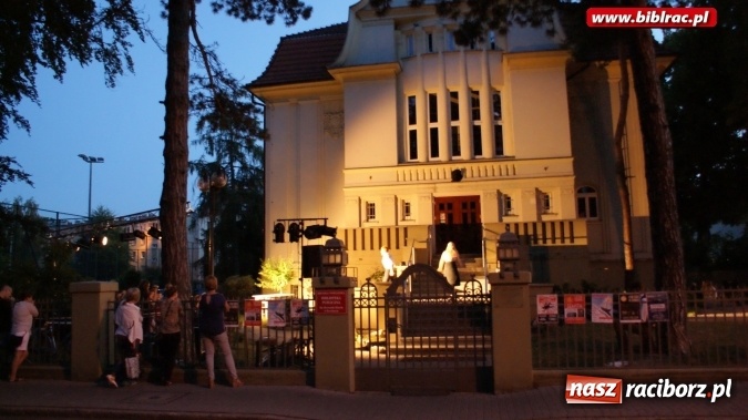 Zdjęcie w galerii na portalu naszraciborz.pl: PRAWIEK na schodach raciborskiej biblioteki  wiadomości z regionu