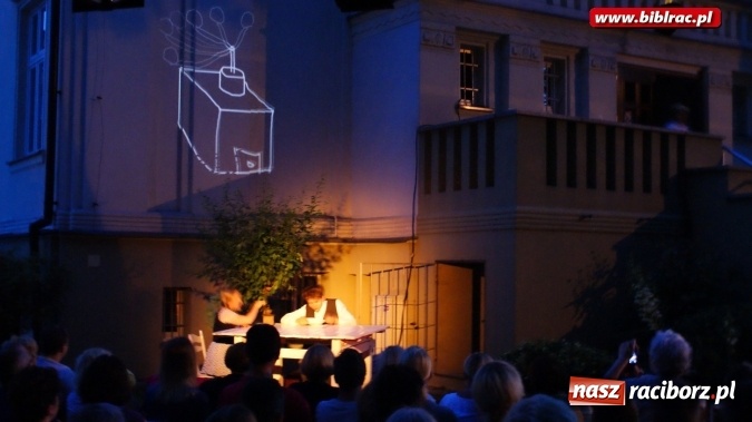 Zdjęcie w galerii na portalu naszraciborz.pl: PRAWIEK na schodach raciborskiej biblioteki  wiadomości z regionu