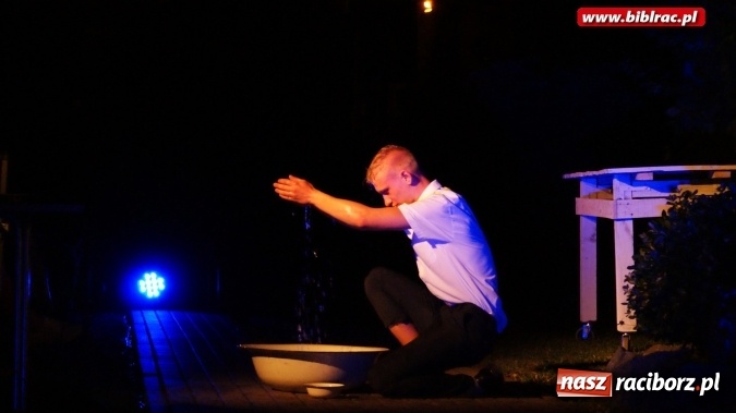 Zdjęcie w galerii na portalu naszraciborz.pl: PRAWIEK na schodach raciborskiej biblioteki  wiadomości z regionu