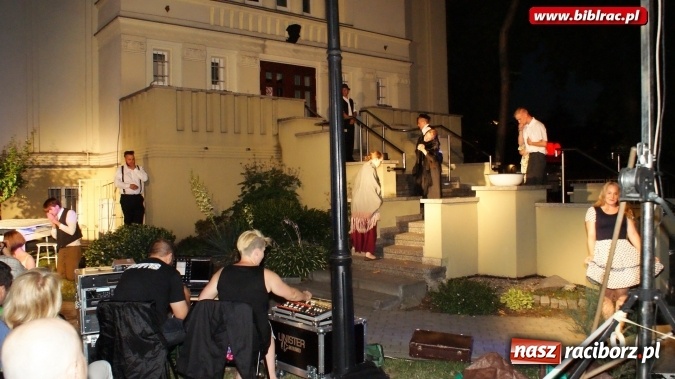 Zdjęcie w galerii na portalu naszraciborz.pl: PRAWIEK na schodach raciborskiej biblioteki  wiadomości z regionu