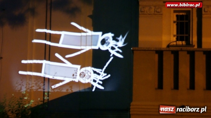 Zdjęcie w galerii na portalu naszraciborz.pl: PRAWIEK na schodach raciborskiej biblioteki  wiadomości z regionu