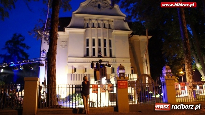 Zdjęcie w galerii na portalu naszraciborz.pl: PRAWIEK na schodach raciborskiej biblioteki  wiadomości z regionu