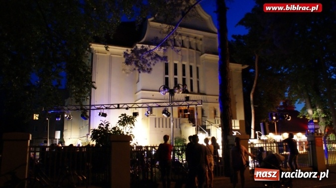 Zdjęcie w galerii na portalu naszraciborz.pl: PRAWIEK na schodach raciborskiej biblioteki  wiadomości z regionu