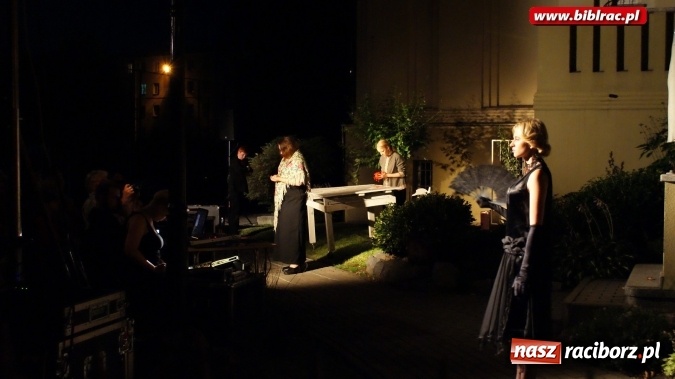 Zdjęcie w galerii na portalu naszraciborz.pl: PRAWIEK na schodach raciborskiej biblioteki  wiadomości z regionu