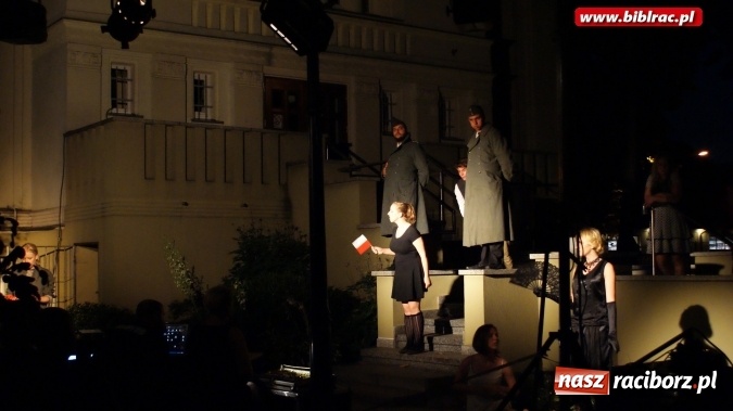 Zdjęcie w galerii na portalu naszraciborz.pl: PRAWIEK na schodach raciborskiej biblioteki  wiadomości z regionu