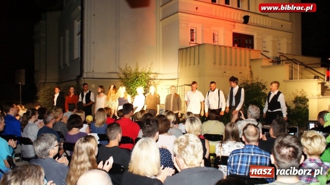 Zdjęcie w galerii na portalu naszraciborz.pl: PRAWIEK na schodach raciborskiej biblioteki  wiadomości z regionu