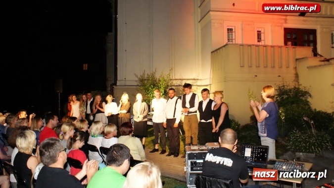 Zdjęcie w galerii na portalu naszraciborz.pl: PRAWIEK na schodach raciborskiej biblioteki  wiadomości z regionu