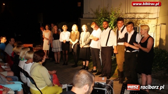 Zdjęcie w galerii na portalu naszraciborz.pl: PRAWIEK na schodach raciborskiej biblioteki  wiadomości z regionu