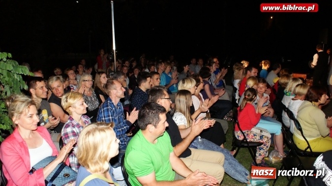 Zdjęcie w galerii na portalu naszraciborz.pl: PRAWIEK na schodach raciborskiej biblioteki  wiadomości z regionu