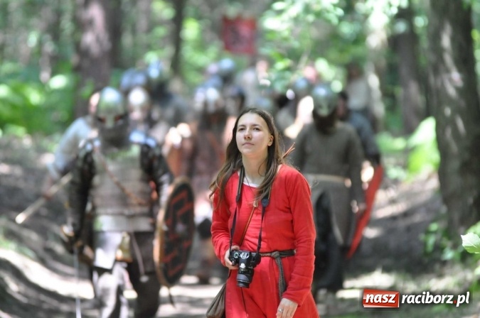 Zdjęcie w galerii na portalu naszraciborz.pl: Manewry wojów w Oborze. W tym roku polała się krew! FOTO I WIDEO wiadomości z regionu