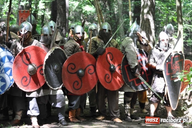 Zdjęcie w galerii na portalu naszraciborz.pl: Manewry wojów w Oborze. W tym roku polała się krew! FOTO I WIDEO wiadomości z regionu