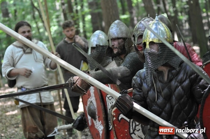 Zdjęcie w galerii na portalu naszraciborz.pl: Manewry wojów w Oborze. W tym roku polała się krew! FOTO I WIDEO wiadomości z regionu