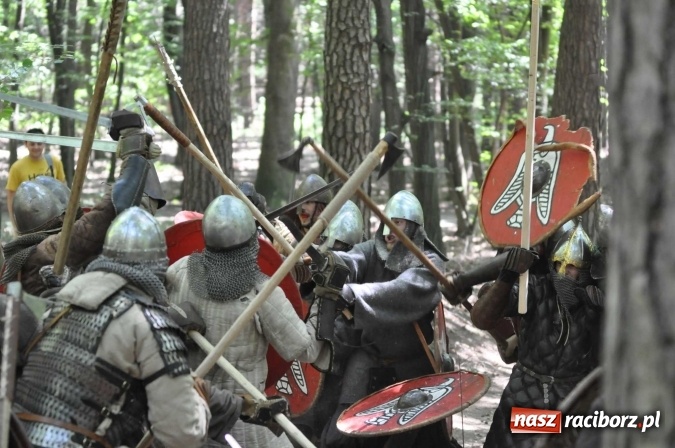 Zdjęcie w galerii na portalu naszraciborz.pl: Manewry wojów w Oborze. W tym roku polała się krew! FOTO I WIDEO wiadomości z regionu