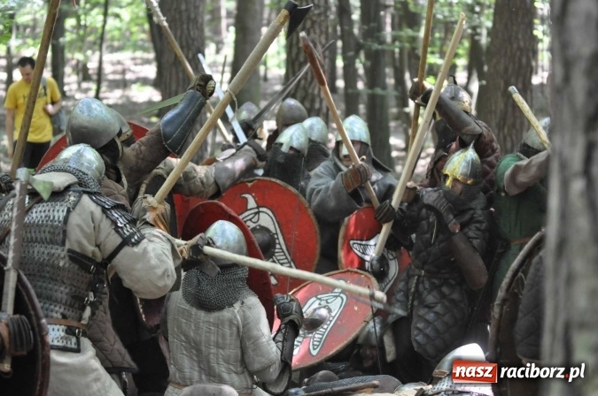 Zdjęcie w galerii na portalu naszraciborz.pl: Manewry wojów w Oborze. W tym roku polała się krew! FOTO I WIDEO wiadomości z regionu