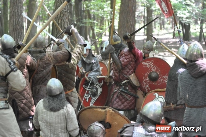 Zdjęcie w galerii na portalu naszraciborz.pl: Manewry wojów w Oborze. W tym roku polała się krew! FOTO I WIDEO wiadomości z regionu