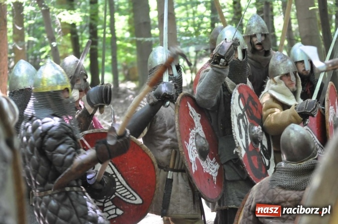 Zdjęcie w galerii na portalu naszraciborz.pl: Manewry wojów w Oborze. W tym roku polała się krew! FOTO I WIDEO wiadomości z regionu