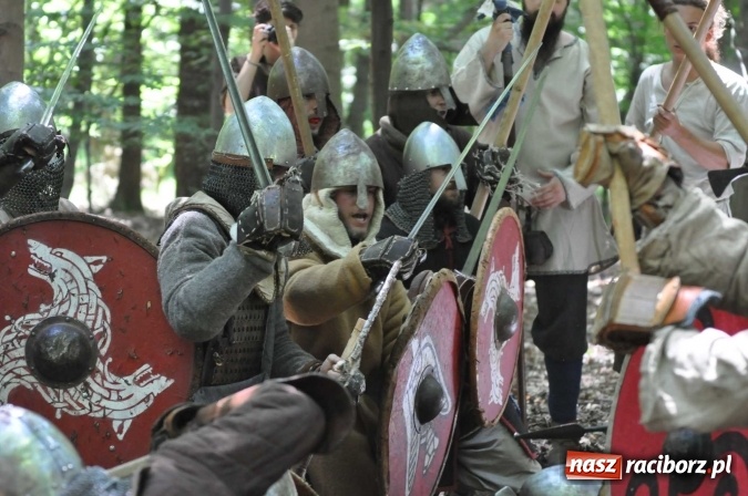 Zdjęcie w galerii na portalu naszraciborz.pl: Manewry wojów w Oborze. W tym roku polała się krew! FOTO I WIDEO wiadomości z regionu