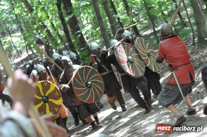 Zdjęcie w galerii na portalu naszraciborz.pl: Manewry wojów w Oborze. W tym roku polała się krew! FOTO I WIDEO wiadomości z regionu