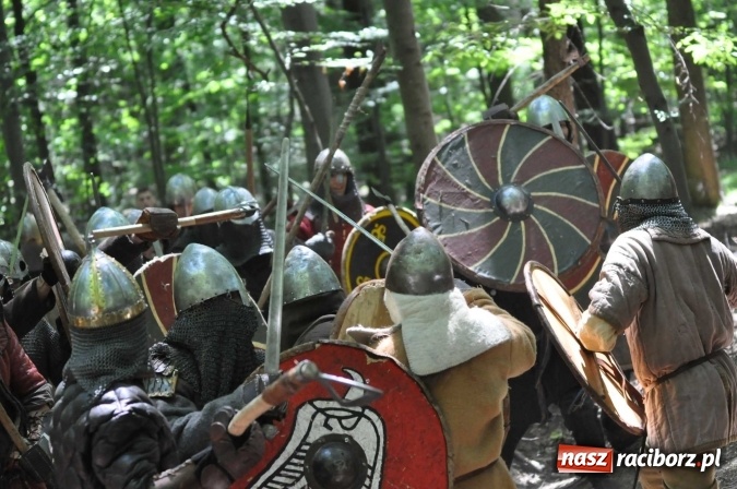 Zdjęcie w galerii na portalu naszraciborz.pl: Manewry wojów w Oborze. W tym roku polała się krew! FOTO I WIDEO wiadomości z regionu