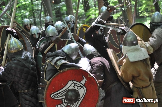 Zdjęcie w galerii na portalu naszraciborz.pl: Manewry wojów w Oborze. W tym roku polała się krew! FOTO I WIDEO wiadomości z regionu