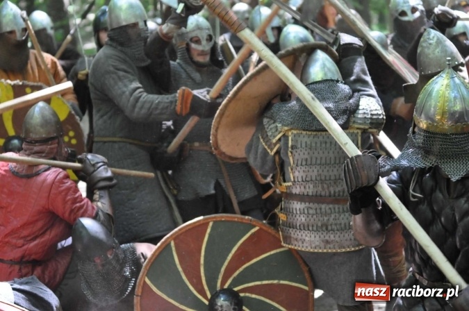 Zdjęcie w galerii na portalu naszraciborz.pl: Manewry wojów w Oborze. W tym roku polała się krew! FOTO I WIDEO wiadomości z regionu