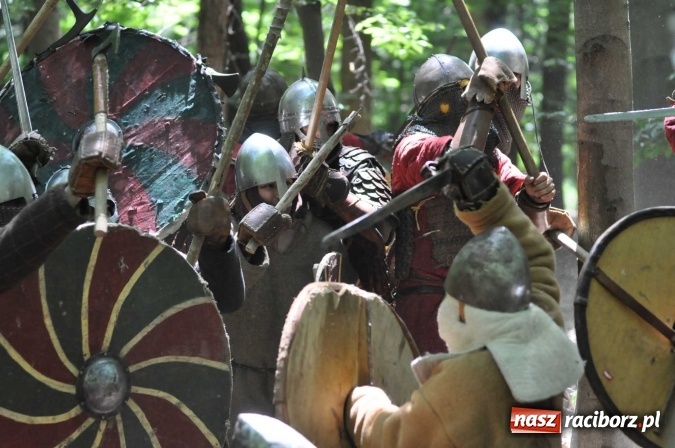 Zdjęcie w galerii na portalu naszraciborz.pl: Manewry wojów w Oborze. W tym roku polała się krew! FOTO I WIDEO wiadomości z regionu