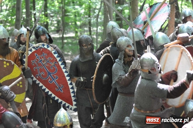 Zdjęcie w galerii na portalu naszraciborz.pl: Manewry wojów w Oborze. W tym roku polała się krew! FOTO I WIDEO wiadomości z regionu