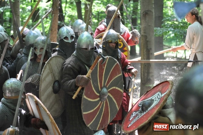 Zdjęcie w galerii na portalu naszraciborz.pl: Manewry wojów w Oborze. W tym roku polała się krew! FOTO I WIDEO wiadomości z regionu