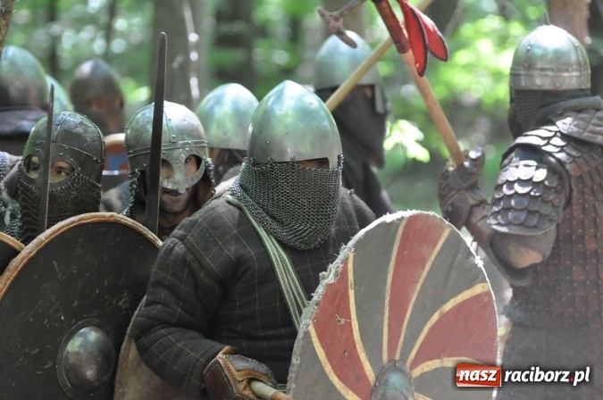 Zdjęcie w galerii na portalu naszraciborz.pl: Manewry wojów w Oborze. W tym roku polała się krew! FOTO I WIDEO wiadomości z regionu