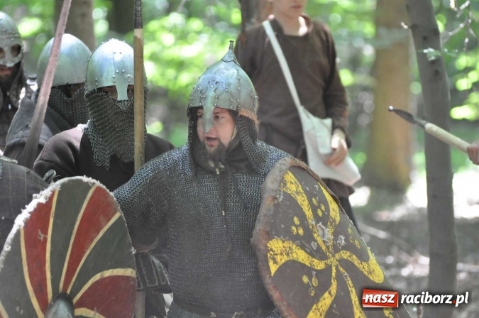 Zdjęcie w galerii na portalu naszraciborz.pl: Manewry wojów w Oborze. W tym roku polała się krew! FOTO I WIDEO wiadomości z regionu