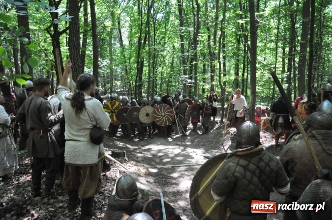 Zdjęcie w galerii na portalu naszraciborz.pl: Manewry wojów w Oborze. W tym roku polała się krew! FOTO I WIDEO wiadomości z regionu