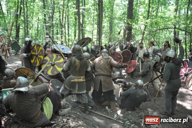 Zdjęcie w galerii na portalu naszraciborz.pl: Manewry wojów w Oborze. W tym roku polała się krew! FOTO I WIDEO wiadomości z regionu