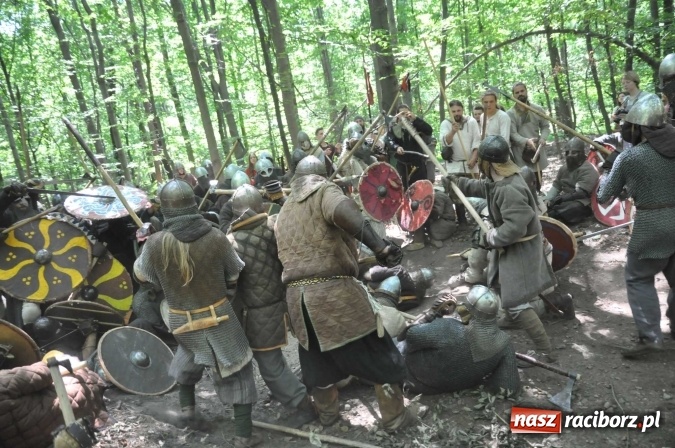 Zdjęcie w galerii na portalu naszraciborz.pl: Manewry wojów w Oborze. W tym roku polała się krew! FOTO I WIDEO wiadomości z regionu