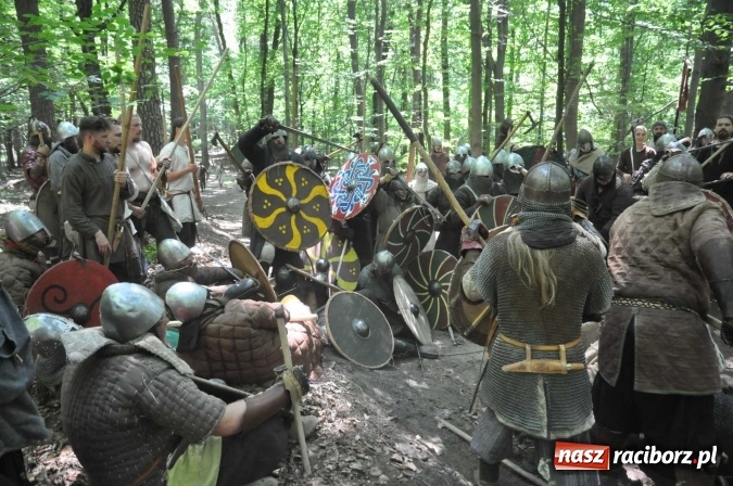 Zdjęcie w galerii na portalu naszraciborz.pl: Manewry wojów w Oborze. W tym roku polała się krew! FOTO I WIDEO wiadomości z regionu