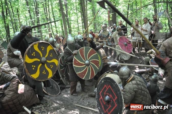 Zdjęcie w galerii na portalu naszraciborz.pl: Manewry wojów w Oborze. W tym roku polała się krew! FOTO I WIDEO wiadomości z regionu