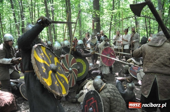 Zdjęcie w galerii na portalu naszraciborz.pl: Manewry wojów w Oborze. W tym roku polała się krew! FOTO I WIDEO wiadomości z regionu