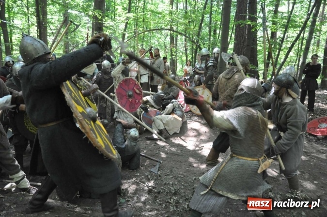 Zdjęcie w galerii na portalu naszraciborz.pl: Manewry wojów w Oborze. W tym roku polała się krew! FOTO I WIDEO wiadomości z regionu