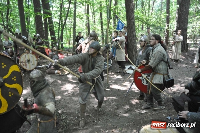 Zdjęcie w galerii na portalu naszraciborz.pl: Manewry wojów w Oborze. W tym roku polała się krew! FOTO I WIDEO wiadomości z regionu