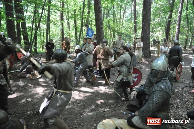 Zdjęcie w galerii na portalu naszraciborz.pl: Manewry wojów w Oborze. W tym roku polała się krew! FOTO I WIDEO wiadomości z regionu