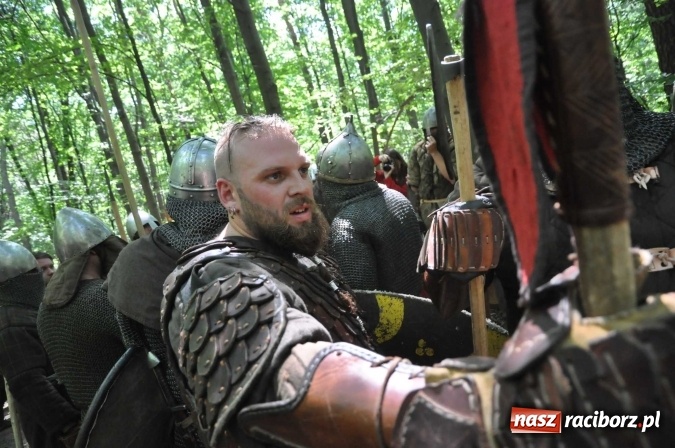 Zdjęcie w galerii na portalu naszraciborz.pl: Manewry wojów w Oborze. W tym roku polała się krew! FOTO I WIDEO wiadomości z regionu